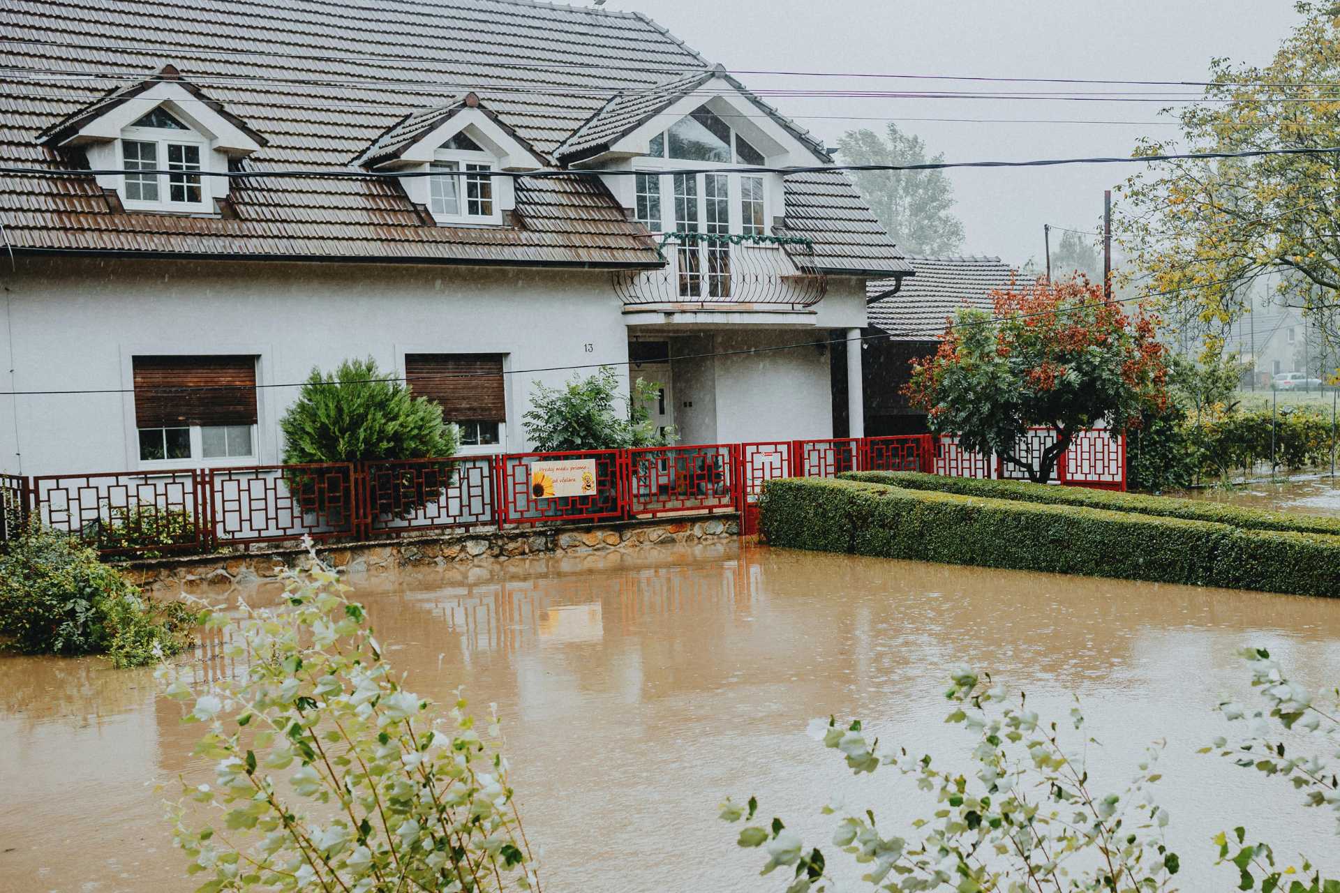 Siding That Stands Strong: How Siding and Roofing Work Together to Defend Against Harsh Weather - Custom Aluminum