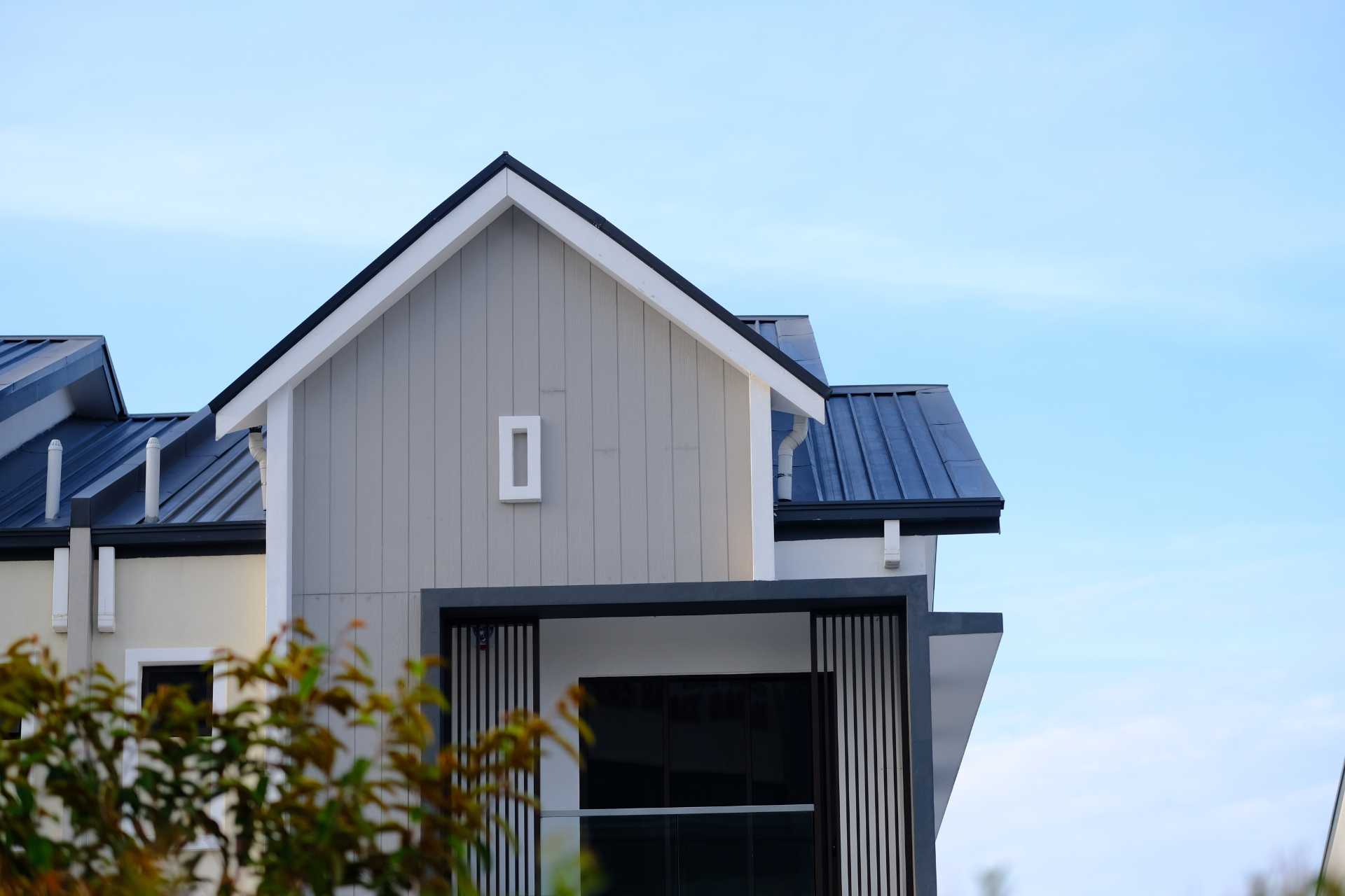 The Great Thaw: Why Trapped Moisture is Your Siding’s Biggest Spring Enemy - Custom Aluminum